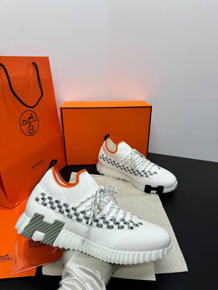 Hermes bouncing - white black checkers